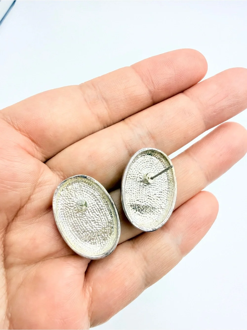 Vintage Lime Green Cat’s Eye Cabochon Oval Stud Earrings - Picture 5 of 8